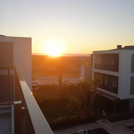 Havuzlu Sitede 2+1 Modern Teras Kati