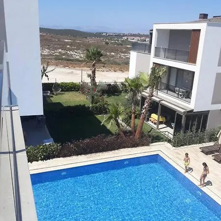 Havuzlu Sitede 2+1 Modern Teras Kati
